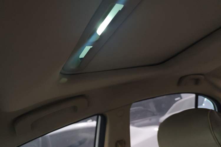 Used Roewe 350 2015 1.5L Automatic Luxury Sunroof Edition
