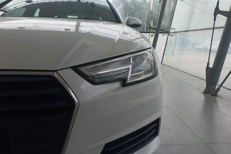 Used Audi A4L 2017 40 TFSI Ambition Edition
