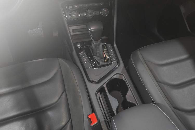 Used Volkswagen Tiguan L 2019 Revised 330TSI Automatic Two-Wheel Drive Smart & Luxury Edition China VI Standard
