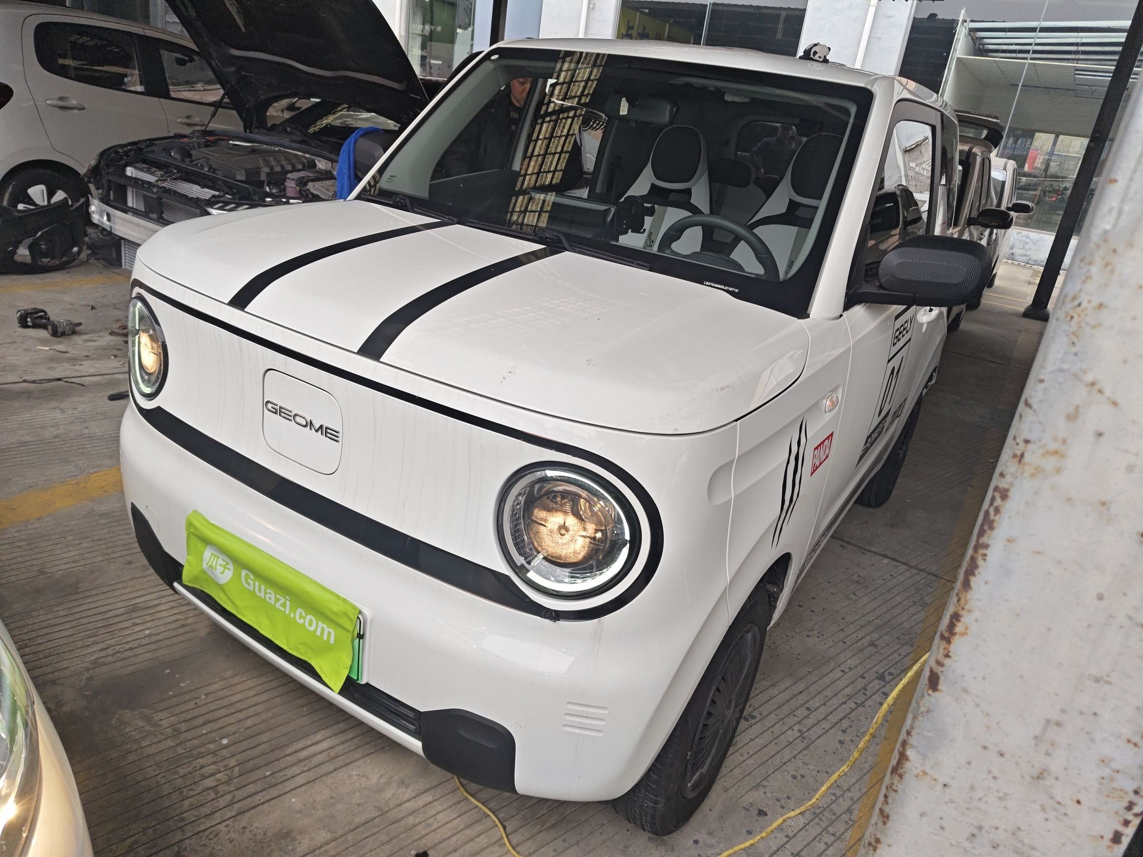 تحت مقدمة السيارة