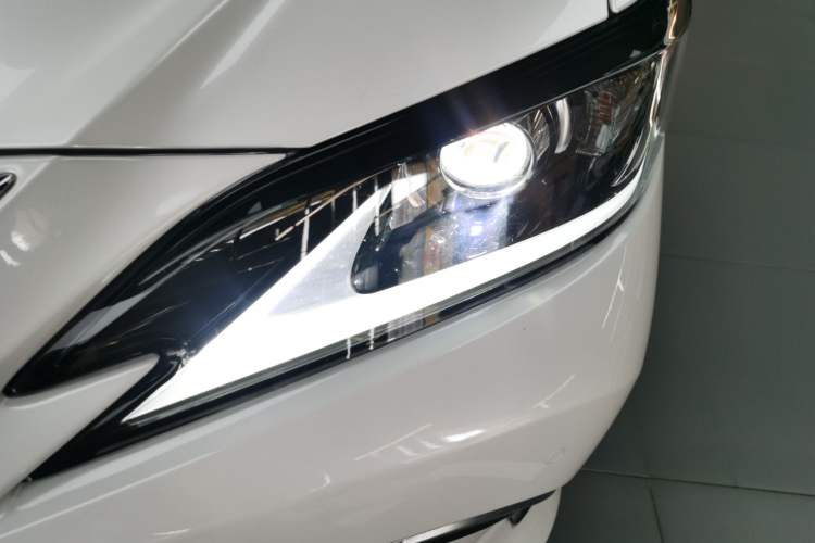 Used Lexus ES 2020 300h Premier Edition
