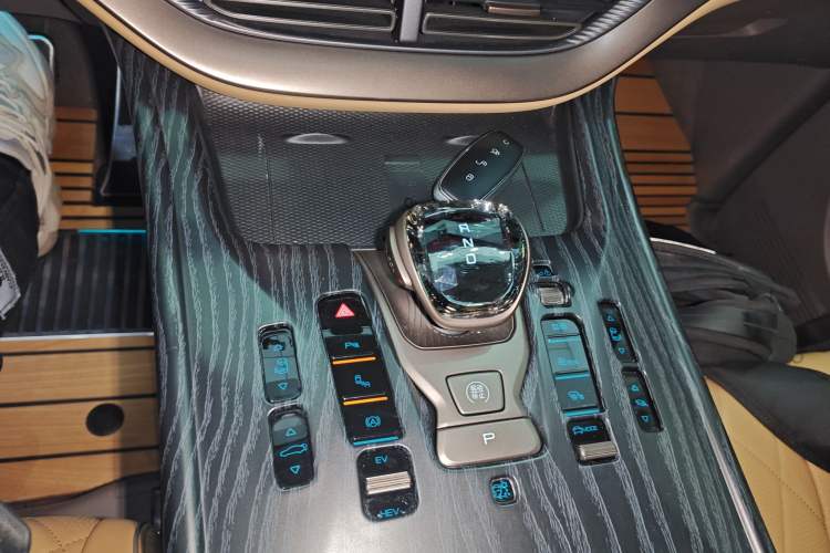 Used Denza D9 2022 DM-i 1040 Prestige Model