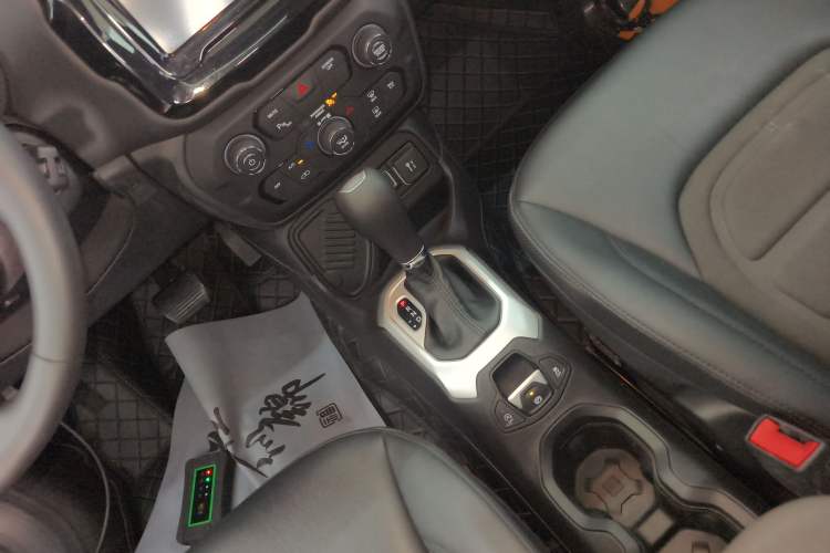 Used  Renegade 2019 220T Automatic Leading Edition
