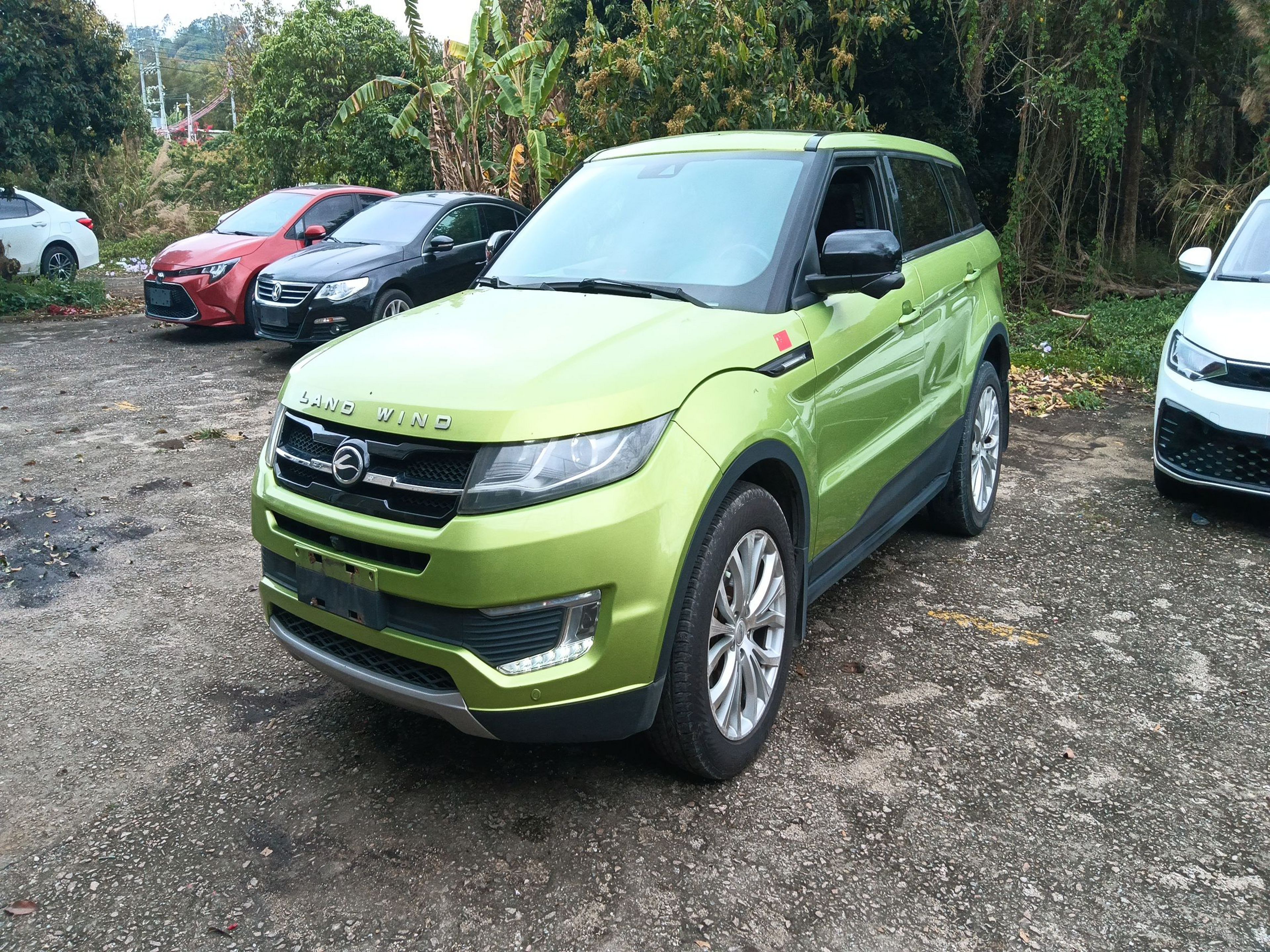 Под передней частью автомобиля