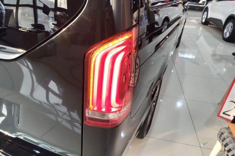 Used Mercedes-Benz V-Class 2022 V 260 Avantgarde Edition
