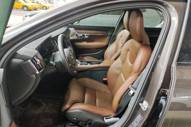 Used Volvo V90 2024 Cross Country B5 AWD Prestige Edition