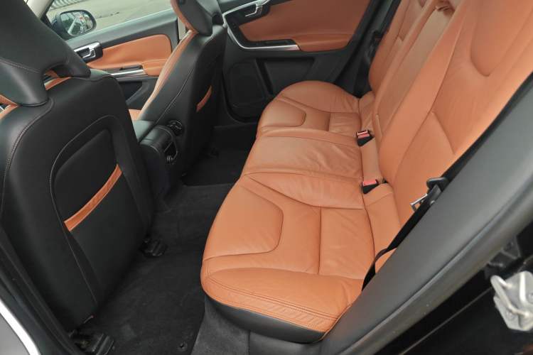 Used Volvo S60 2015 S60L 2.0T Zhiyuan Edition
