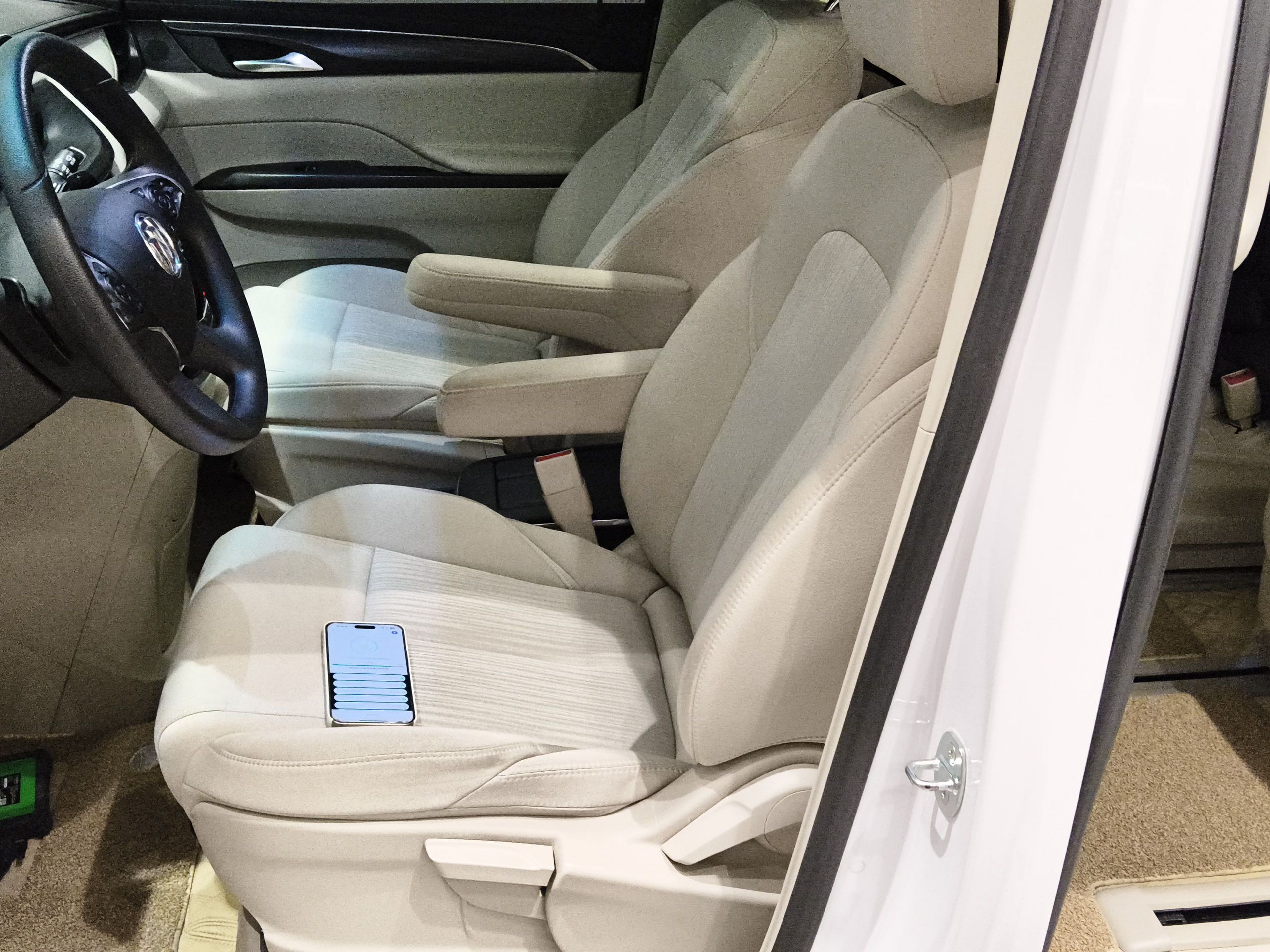 Переднее сиденье в автомобиле