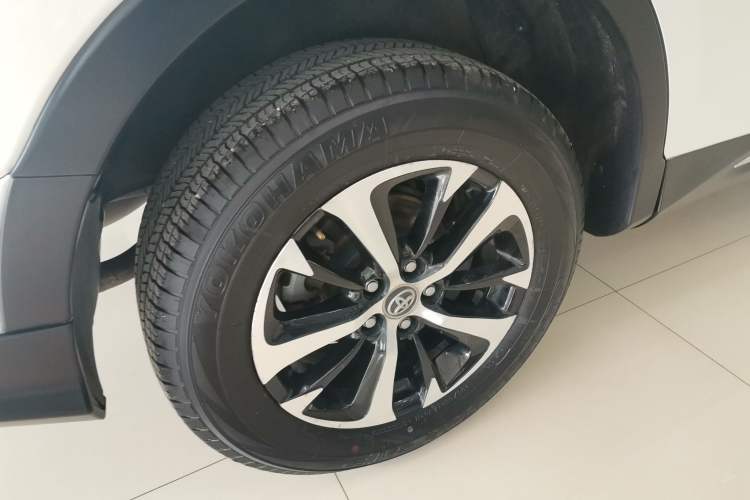 Used Toyota RAV4 2016 2.0L CVT Two-Wheel Drive Fashion Edition China V Standard
