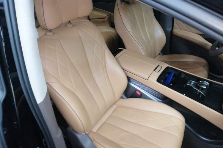 Used Denza D9 2022 EV 600 Four-Wheel Drive Prestige Model
