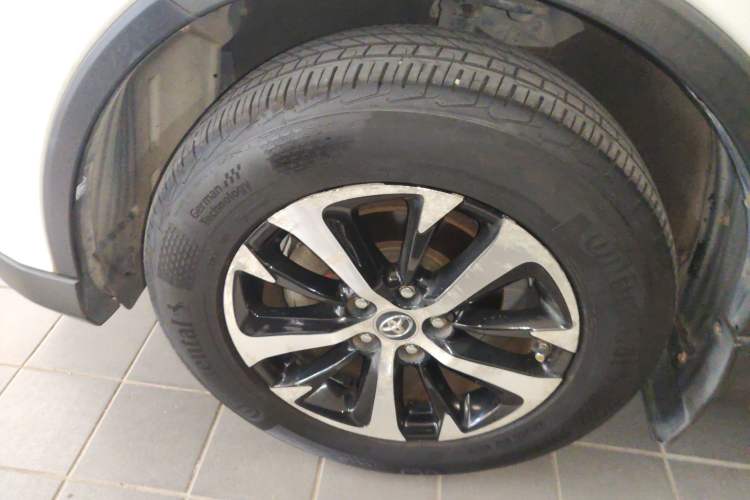 Used Toyota RAV4 2016 2.0L CVT Two-Wheel Drive Fashion Edition China V Standard
