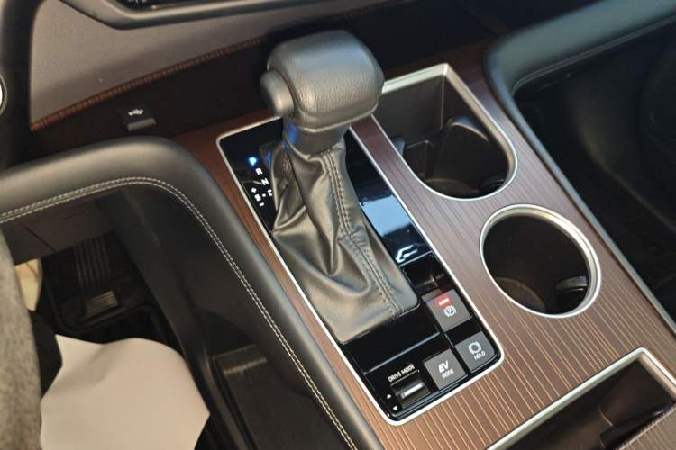 Used Toyota Granvia 2024 2.5L Hybrid Luxury Edition