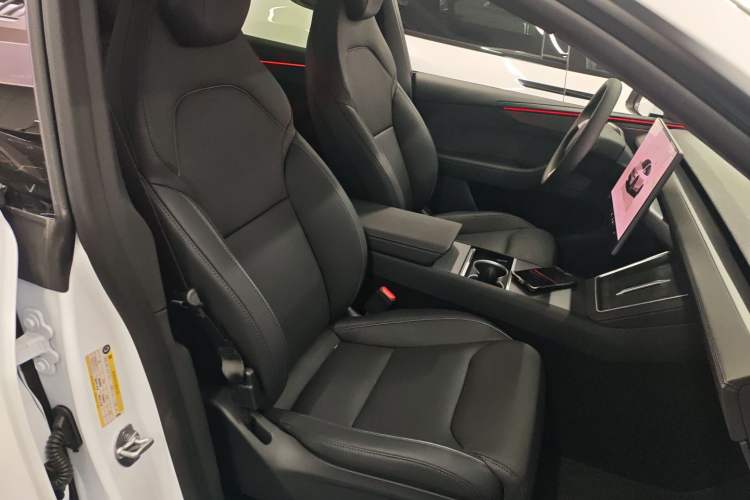 Used Tesla Model Y L 2025 Long-Range All-Wheel-Drive Version
