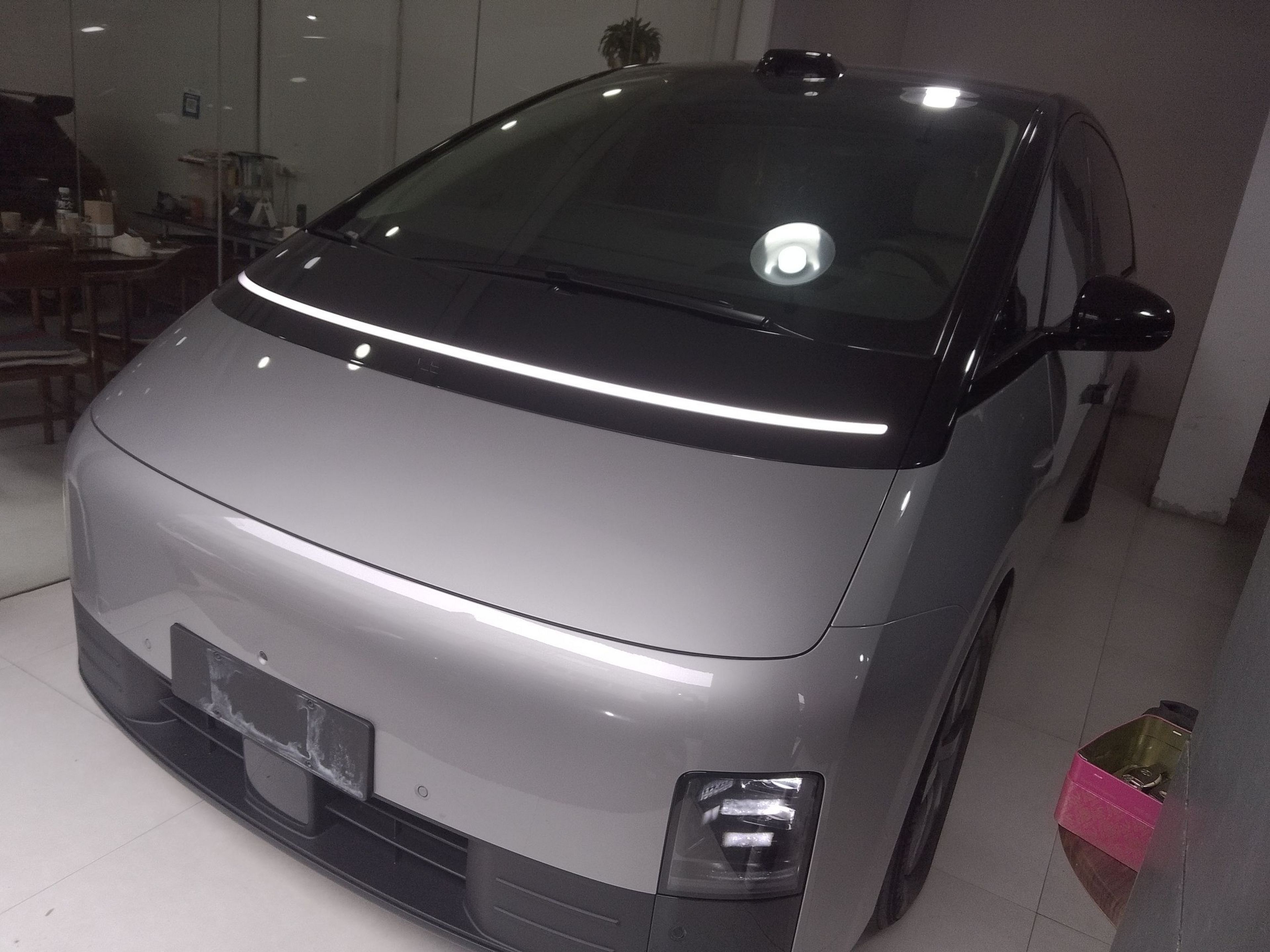 تحت مقدمة السيارة