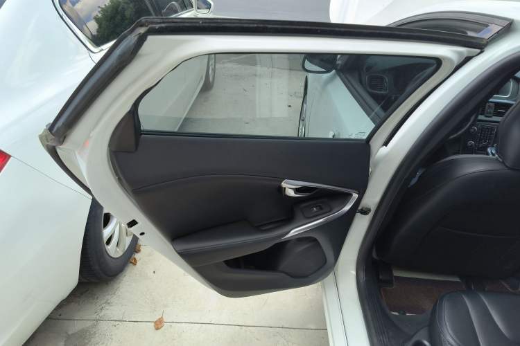 Used Volvo V40 2016 T3 Zhiyi Edition
