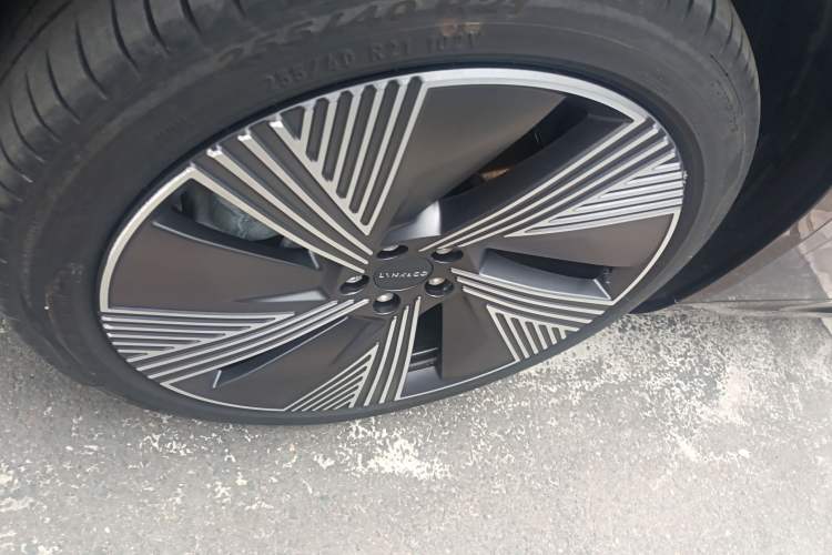 Used Lynk & Co 08 EM-P 2025 220 km All-Wheel-Drive Performance Halo
