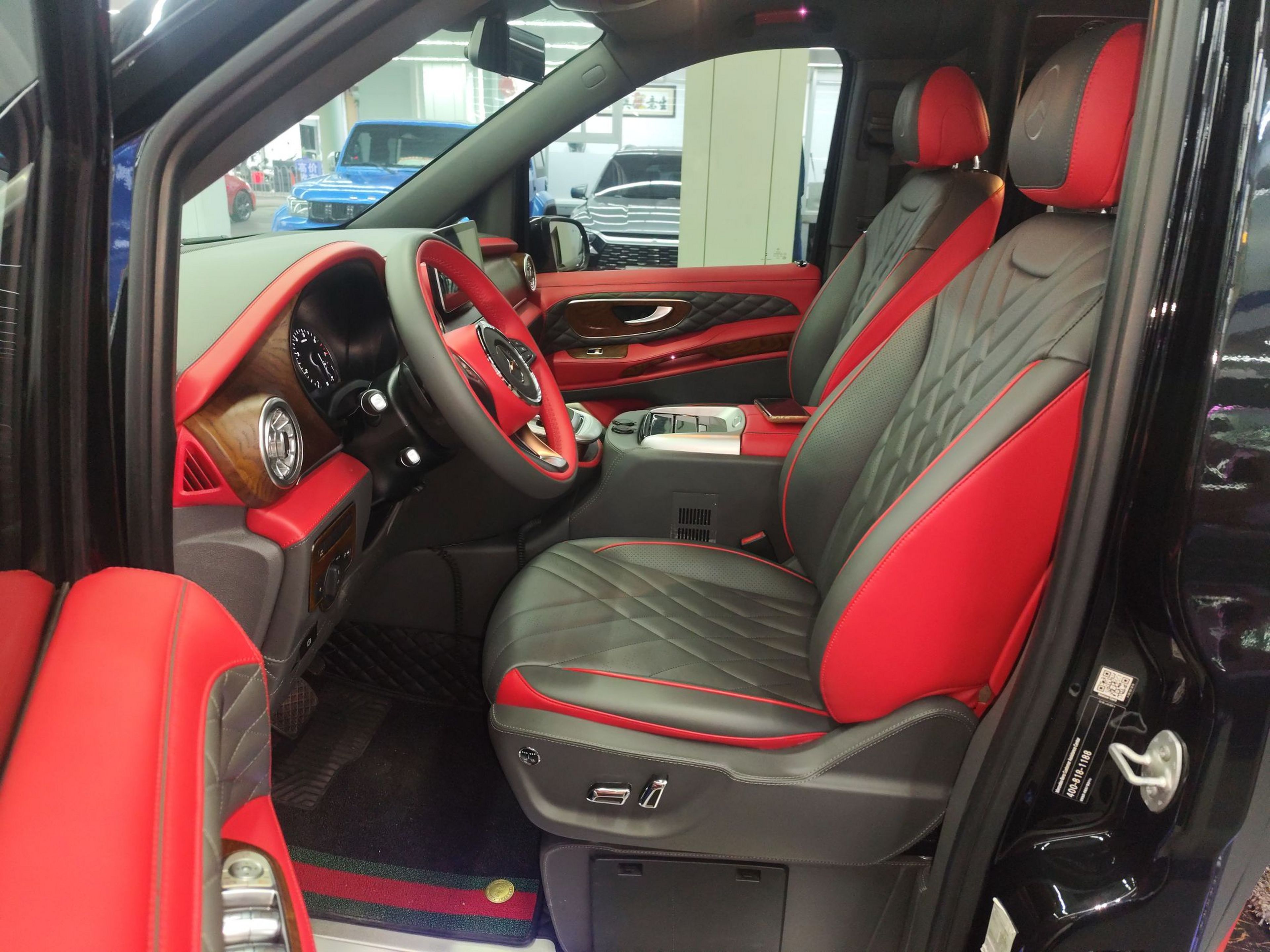 المقاعد الأمامية داخل السيارة