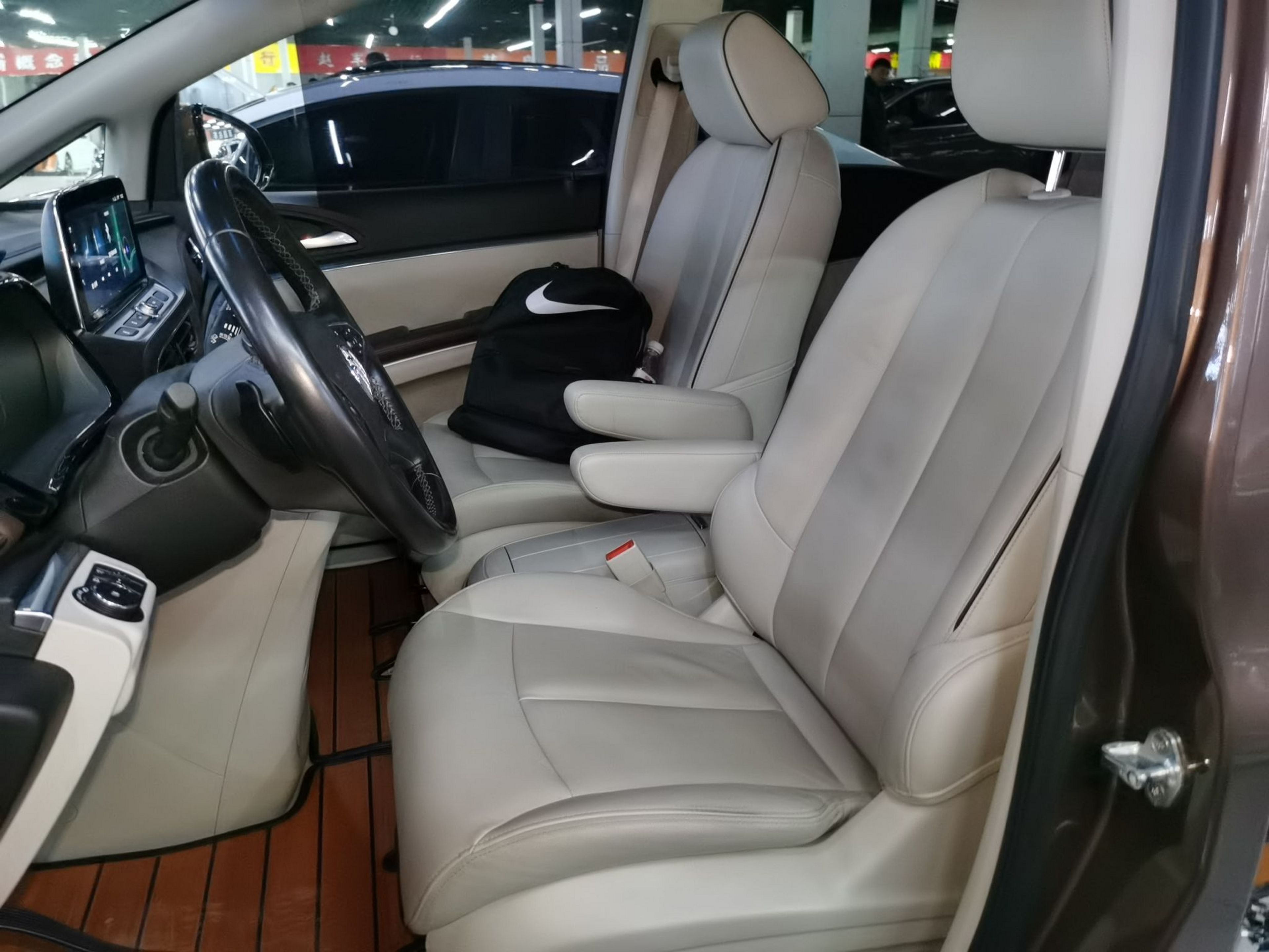 Переднее сиденье в автомобиле