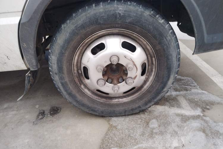 Used Iveco Daily 2021 2.5T A35 M1 Passenger Van 5-9 Seater Short Wheelbase Mid-Roof Design Dual Tires Side Sliding Door
