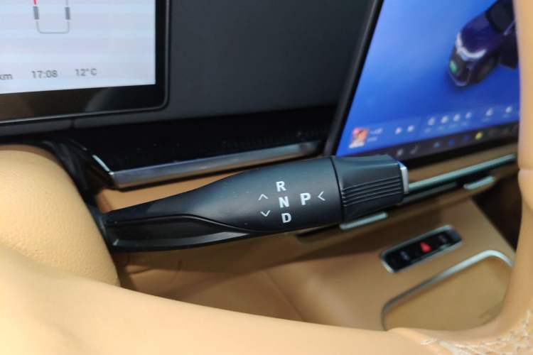 Used VOYAH Dream 2025 PHEV Four-Wheel Drive Prestige Kunpeng Edition
