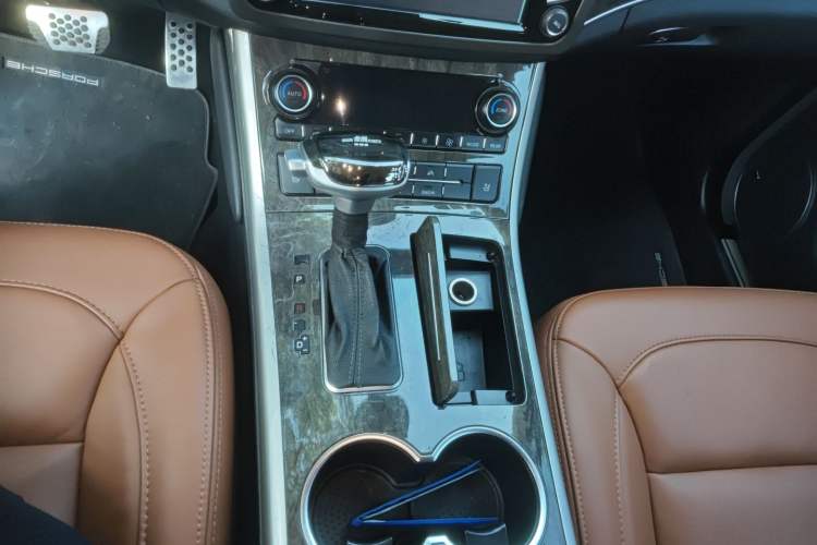 Used Haval H8 2015 2.0T Two-Wheel Drive Luxury Edition
