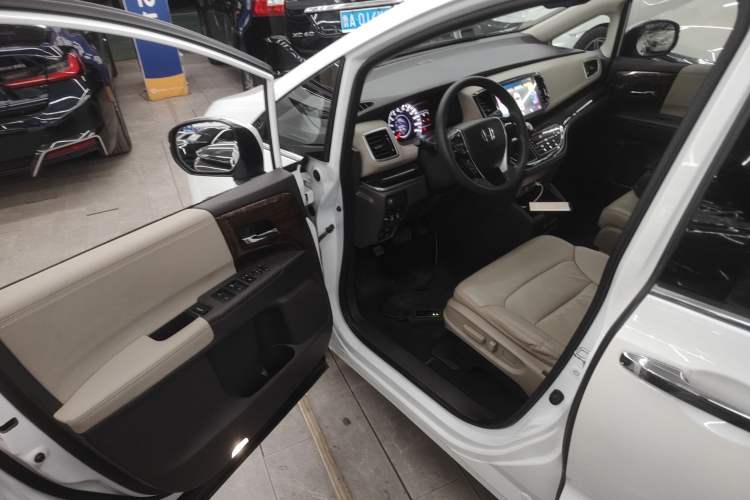 Used Honda Odyssey 2015 Revised 2.4L Luxury Edition
