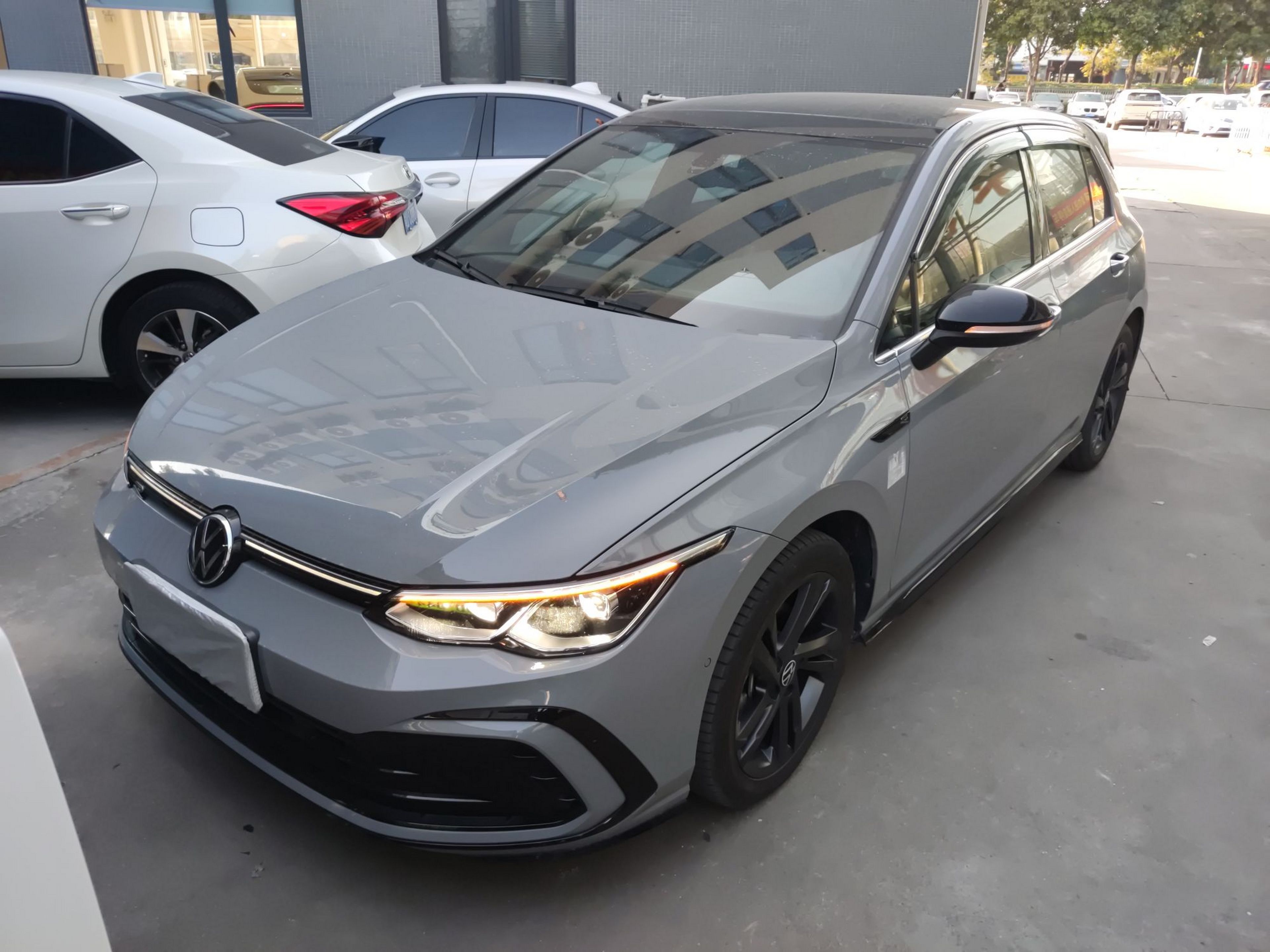 Под передней частью автомобиля