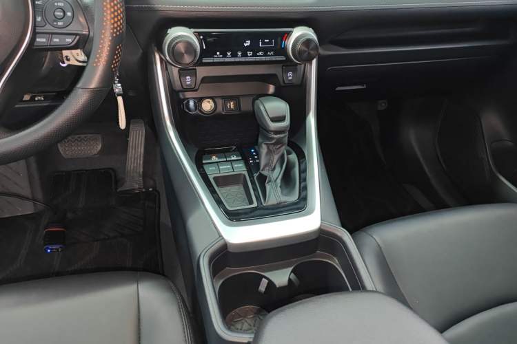 Used Toyota RAV4 2024 2.0L CVT Two-Wheel Drive Urban Edition
