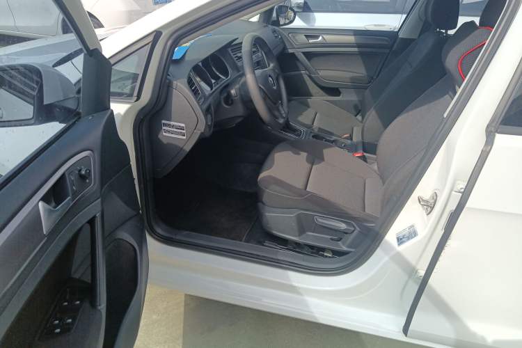 Used Volkswagen Golf 2016 1.6L Automatic Fashion Model
