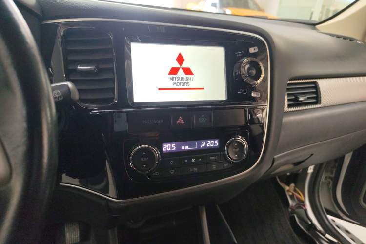 Used Mitsubishi Outlander 2013 2.4L 4x4 Luxury Navigation Edition 5 Seats
