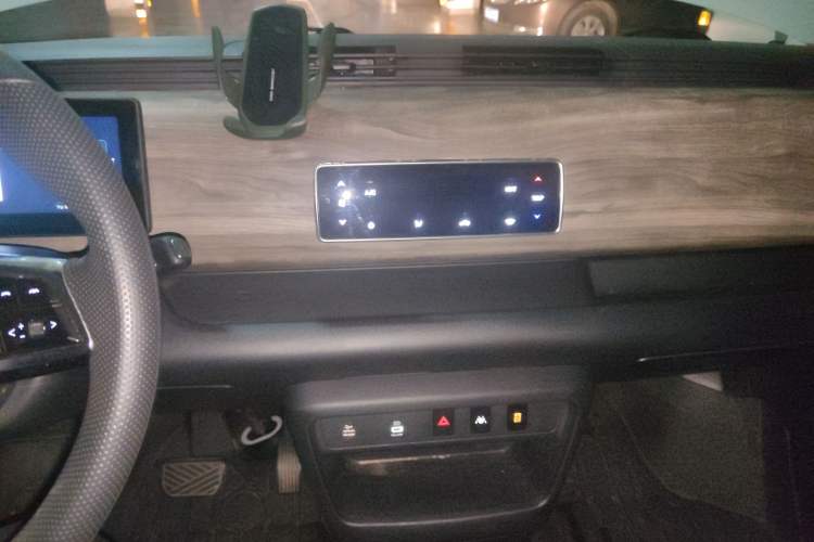 Used Ruichi EC75 2025 Model Passenger Vehicle Smart Driving Ultra-Charging Edition, Pioneer Type I, 52.16 kWh