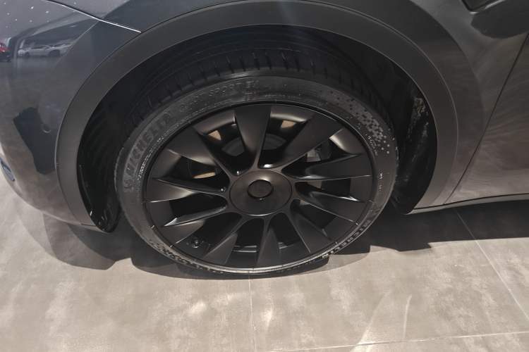 Used Tesla Model Y 2023 Long-Range All-Wheel-Drive Version
