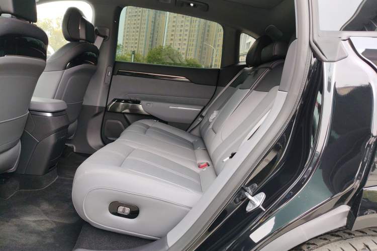 Used Zeekr 7X 2025 100 kWh Long-Range Rear-Wheel Drive with Intelligent Driving Features
