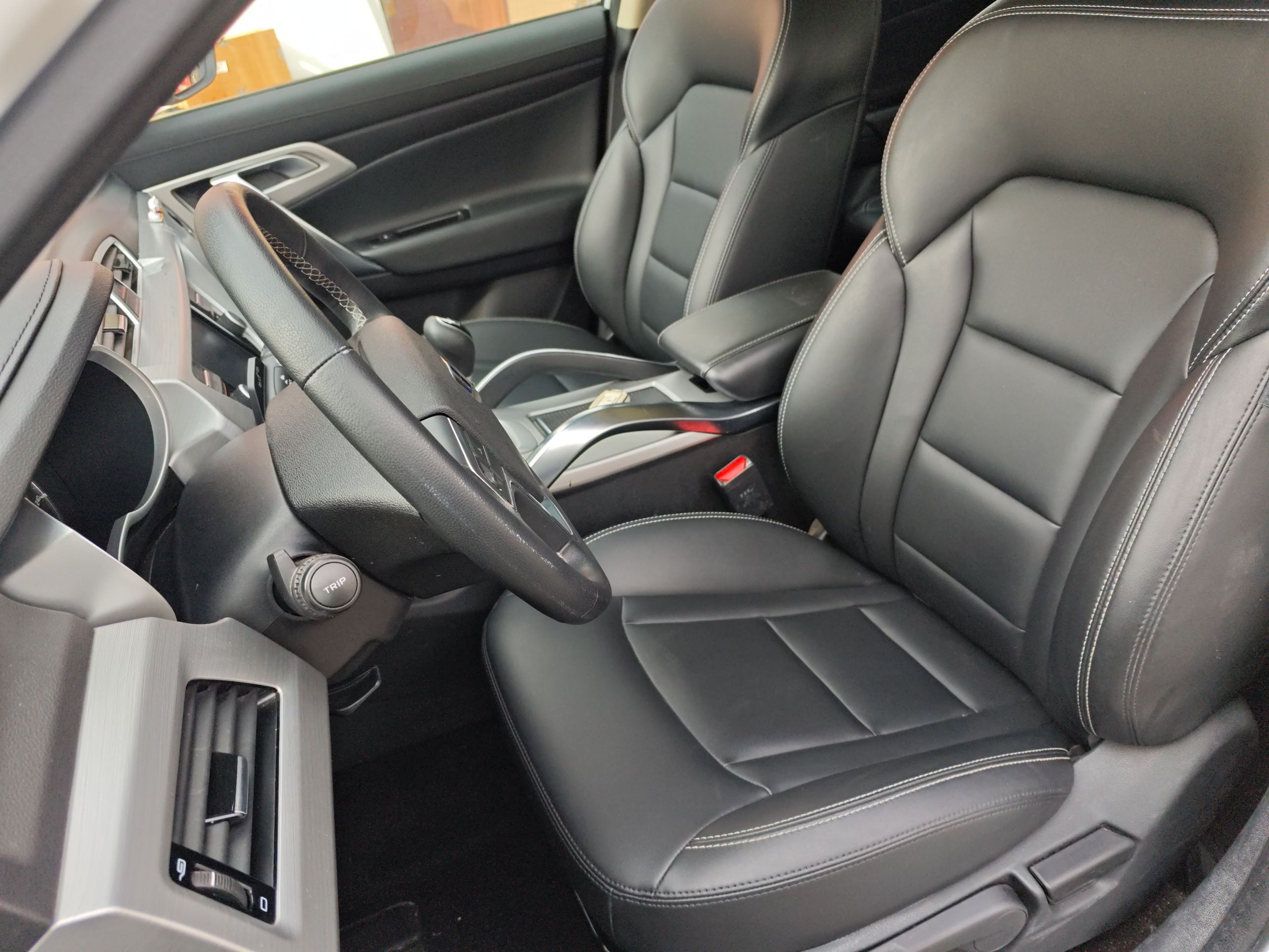 Переднее сиденье в автомобиле