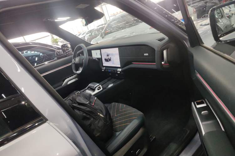 Used  G318 2024 Four-Wheel-Drive Air Suspension Model