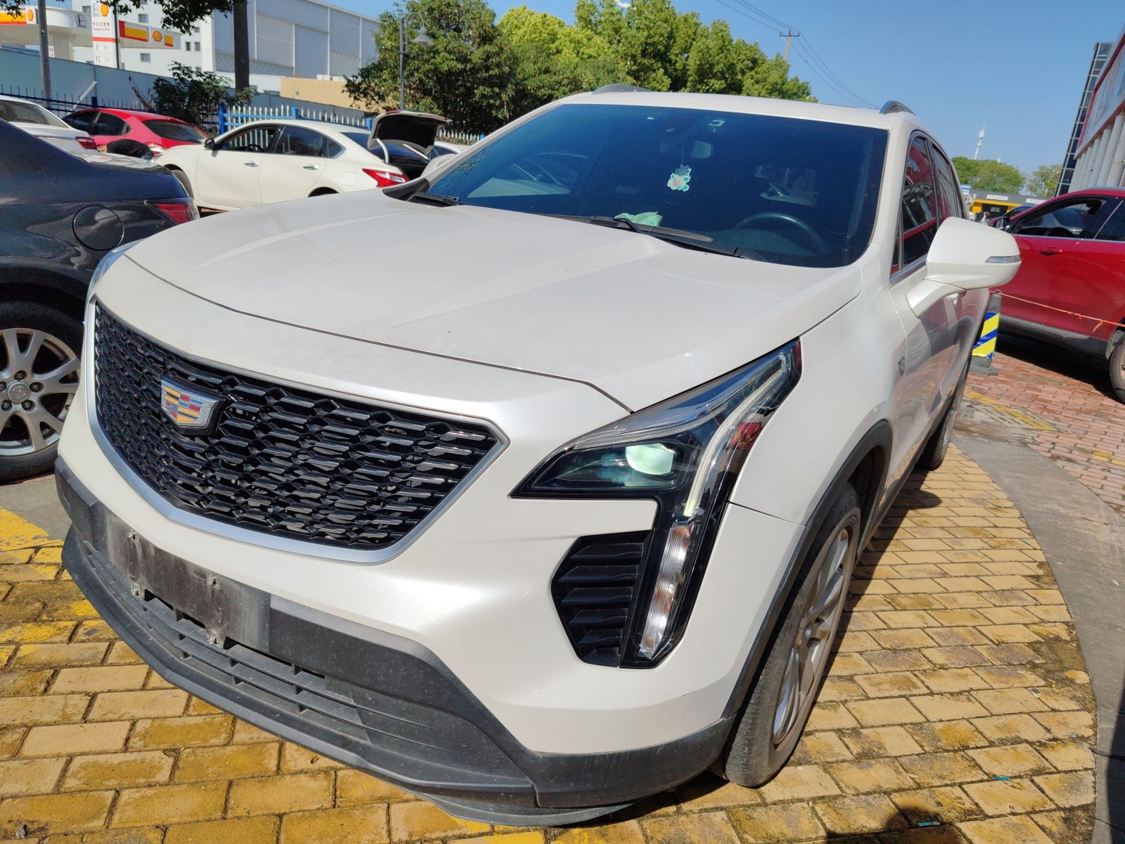 Под передней частью автомобиля