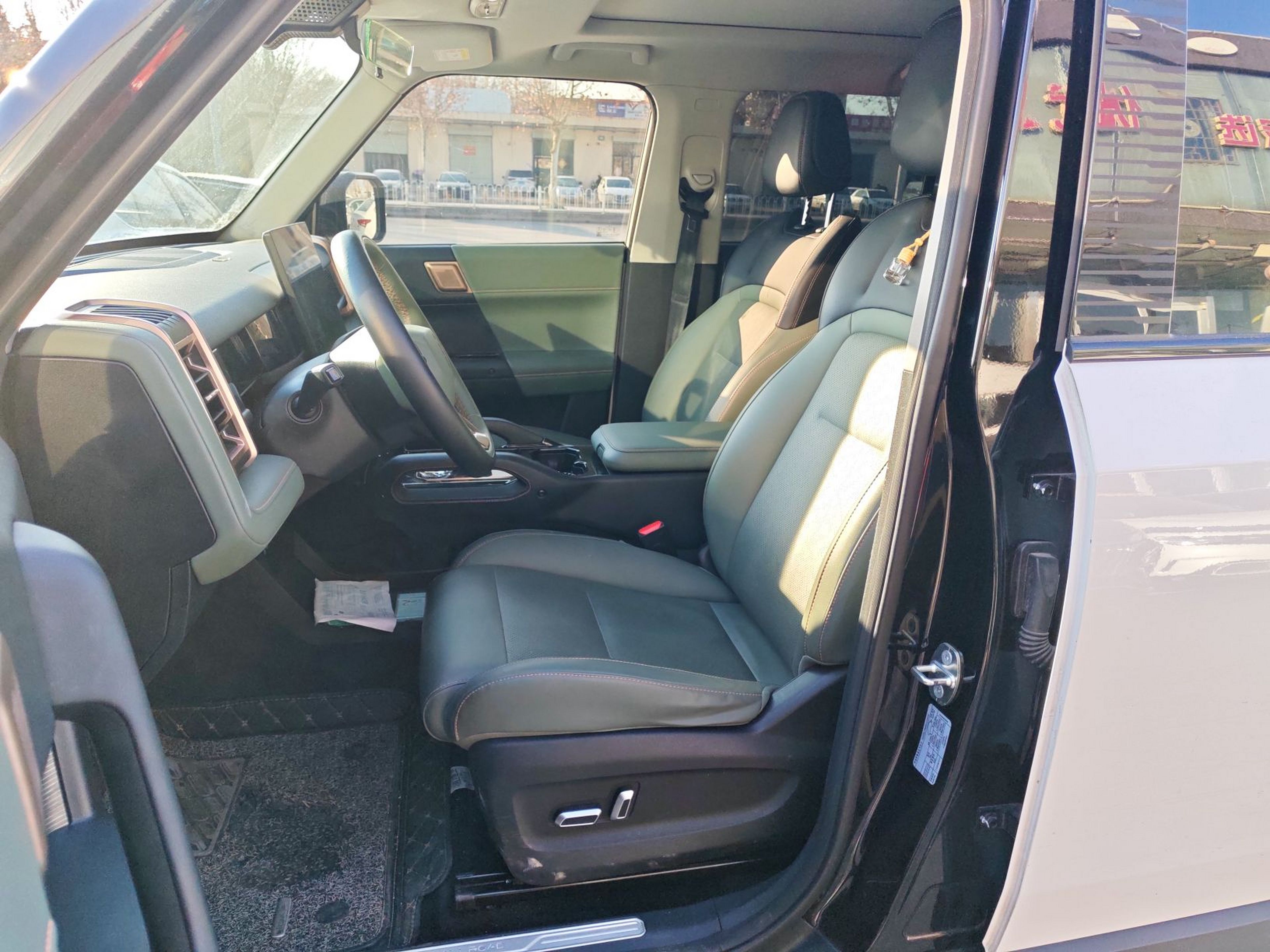 المقاعد الأمامية داخل السيارة