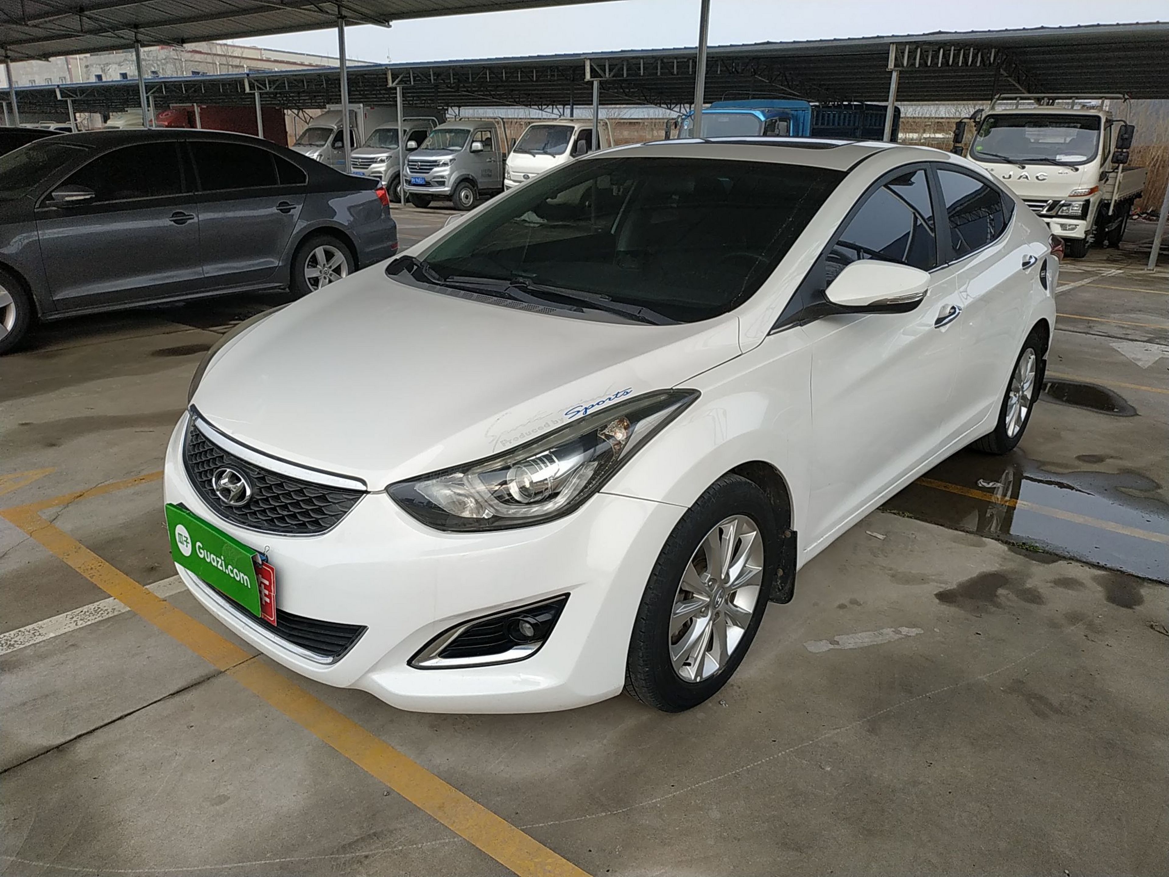 Под передней частью автомобиля