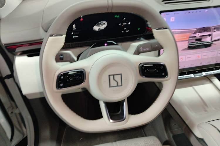 Used Zeekr 7X 2025 100 kWh Long-Range Rear-Wheel Drive with Intelligent Driving Features
