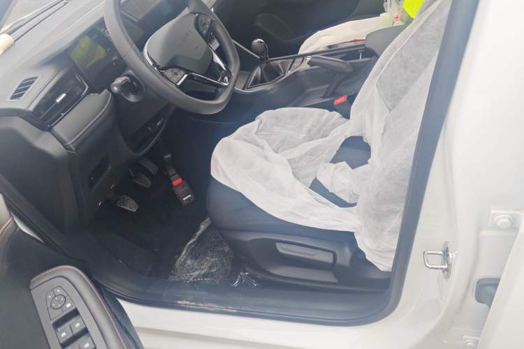 Used Roewe i5 2023 1.5L Manual Comfort Edition
