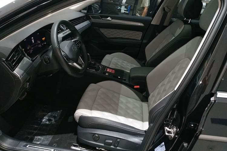 Used Volkswagen Magotan 2023 2 Million Units Limited Edition 330TSI DSG Leading Version
