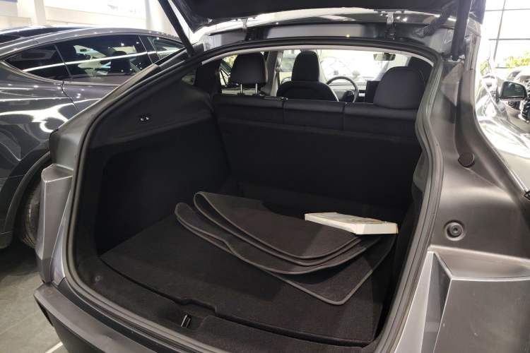 Used Tesla Model Y 2025 Rear-Wheel-Drive Version