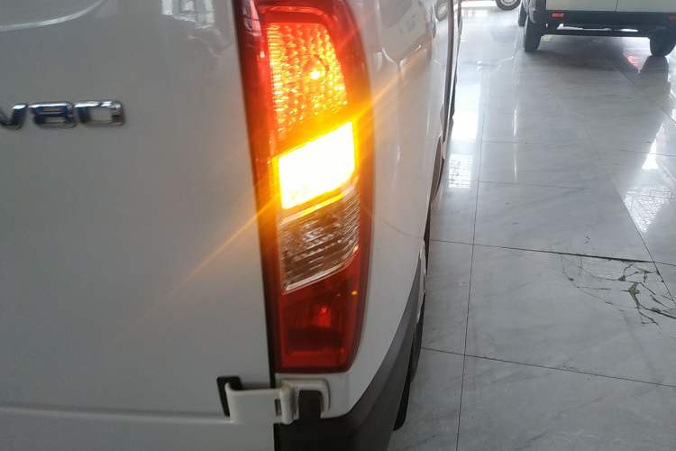 Used SAIC MAXUS Xintu V80 2019 2.5T Classic Model 6-Speed Manual – Aoyuntong Modified Version Short Wheelbase Ultra-Low Roof 5/6 Seats
