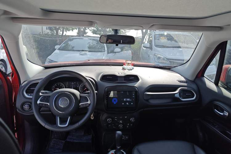 Used  Renegade 2019 220T Automatic Leading Edition