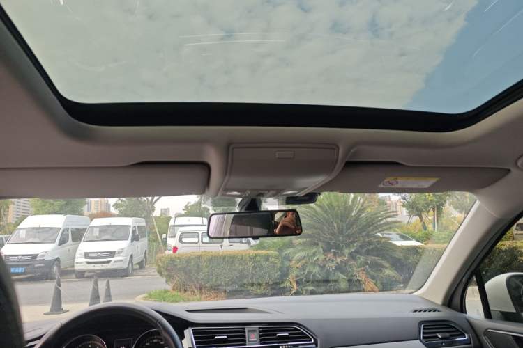 Used Volkswagen Tiguan L 2020 330TSI Automatic Two-Wheel Drive Panoramic Comfort Edition China VI Standard
