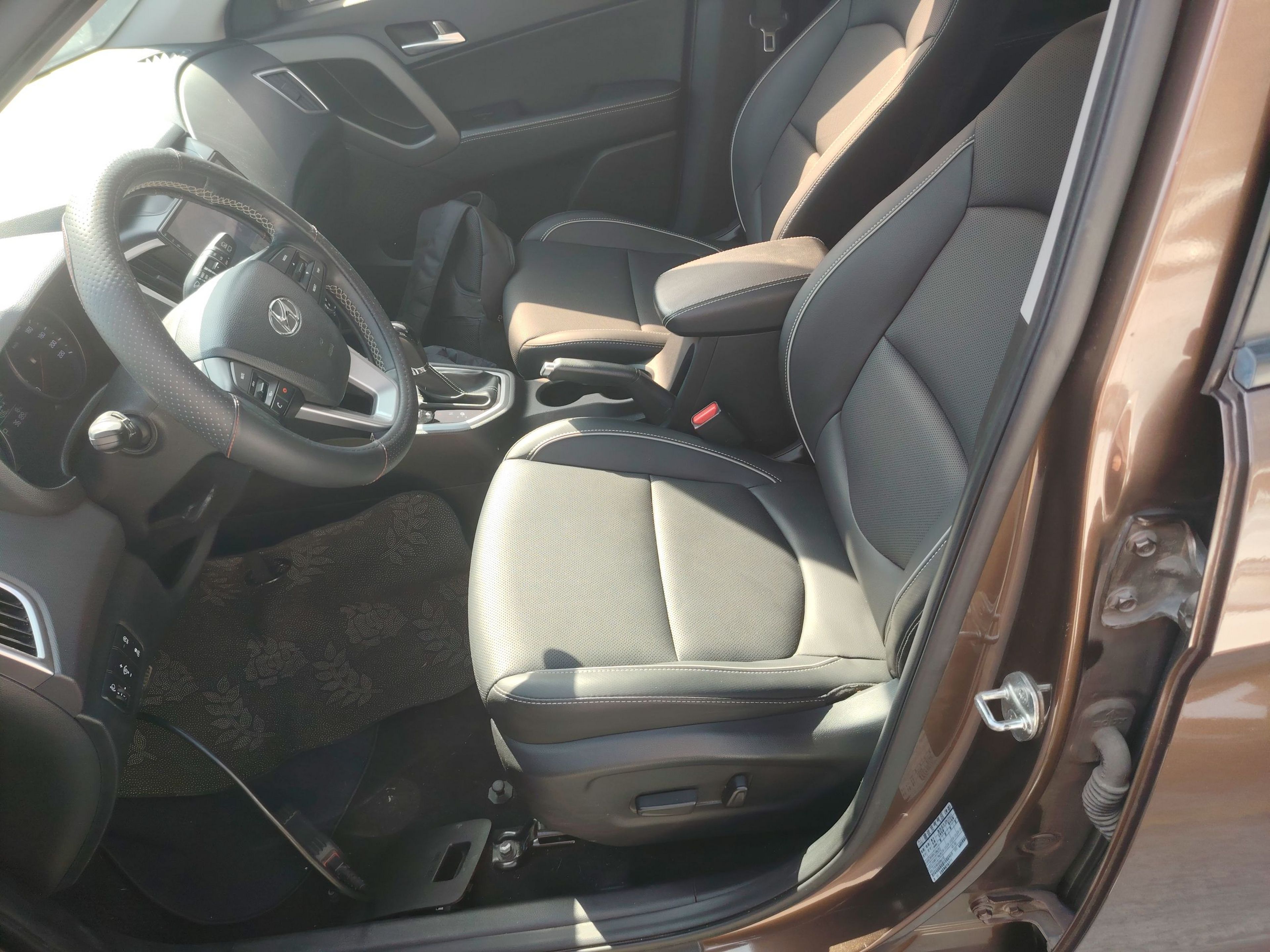 المقاعد الأمامية داخل السيارة