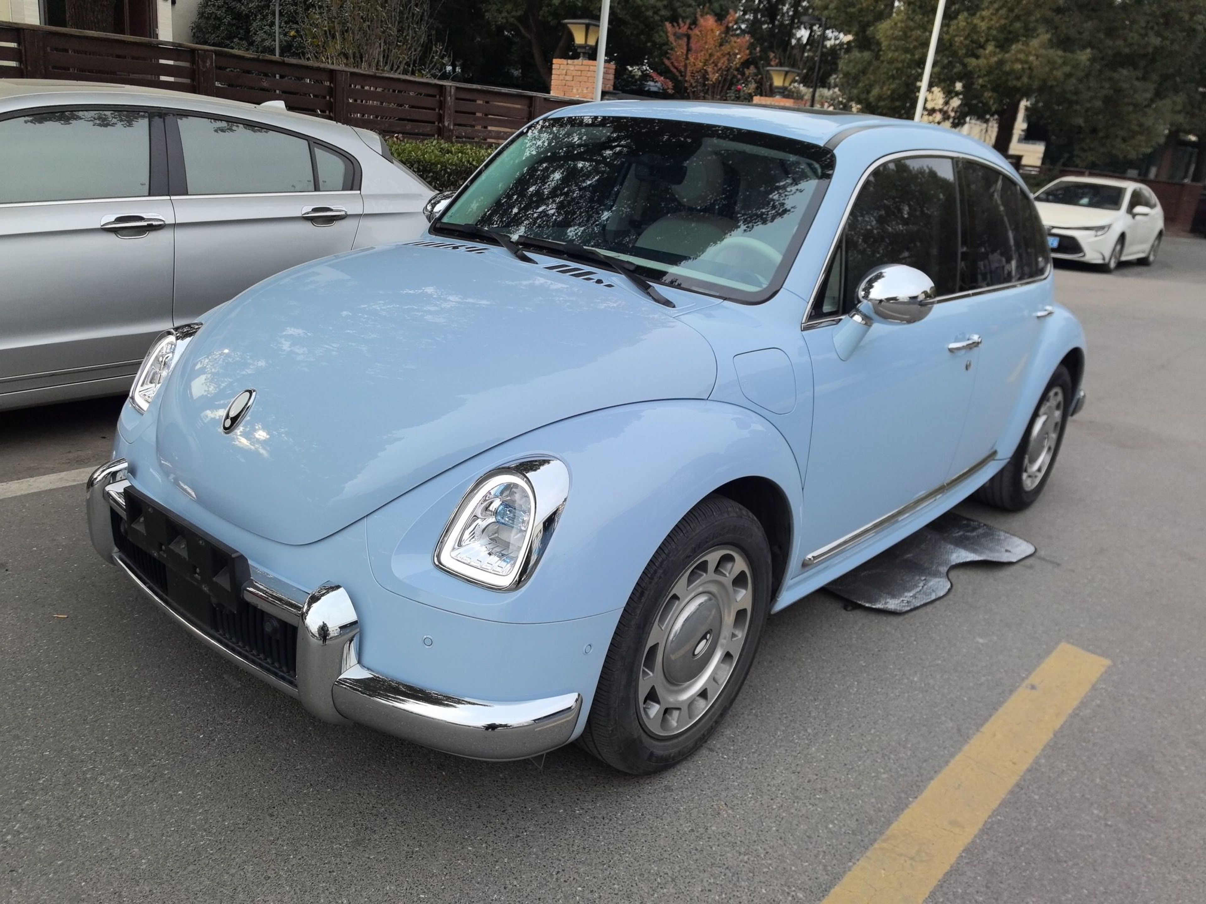 Под передней частью автомобиля