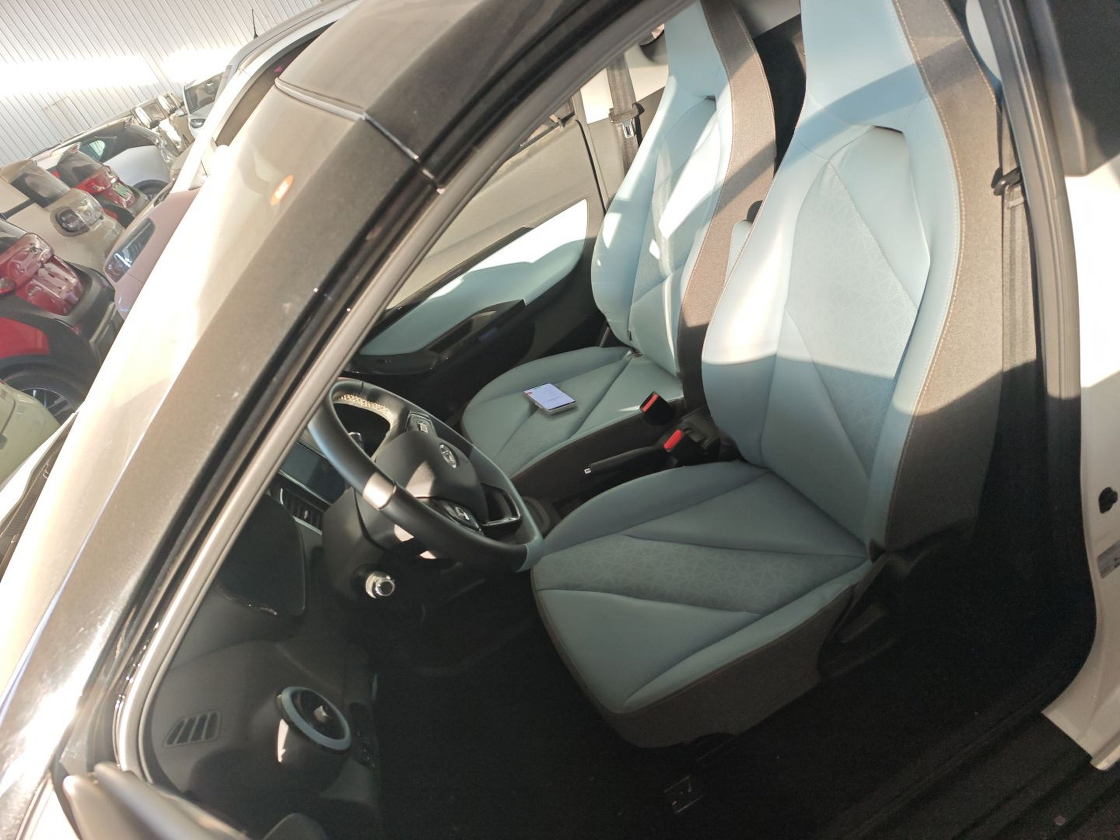 المقاعد الأمامية داخل السيارة