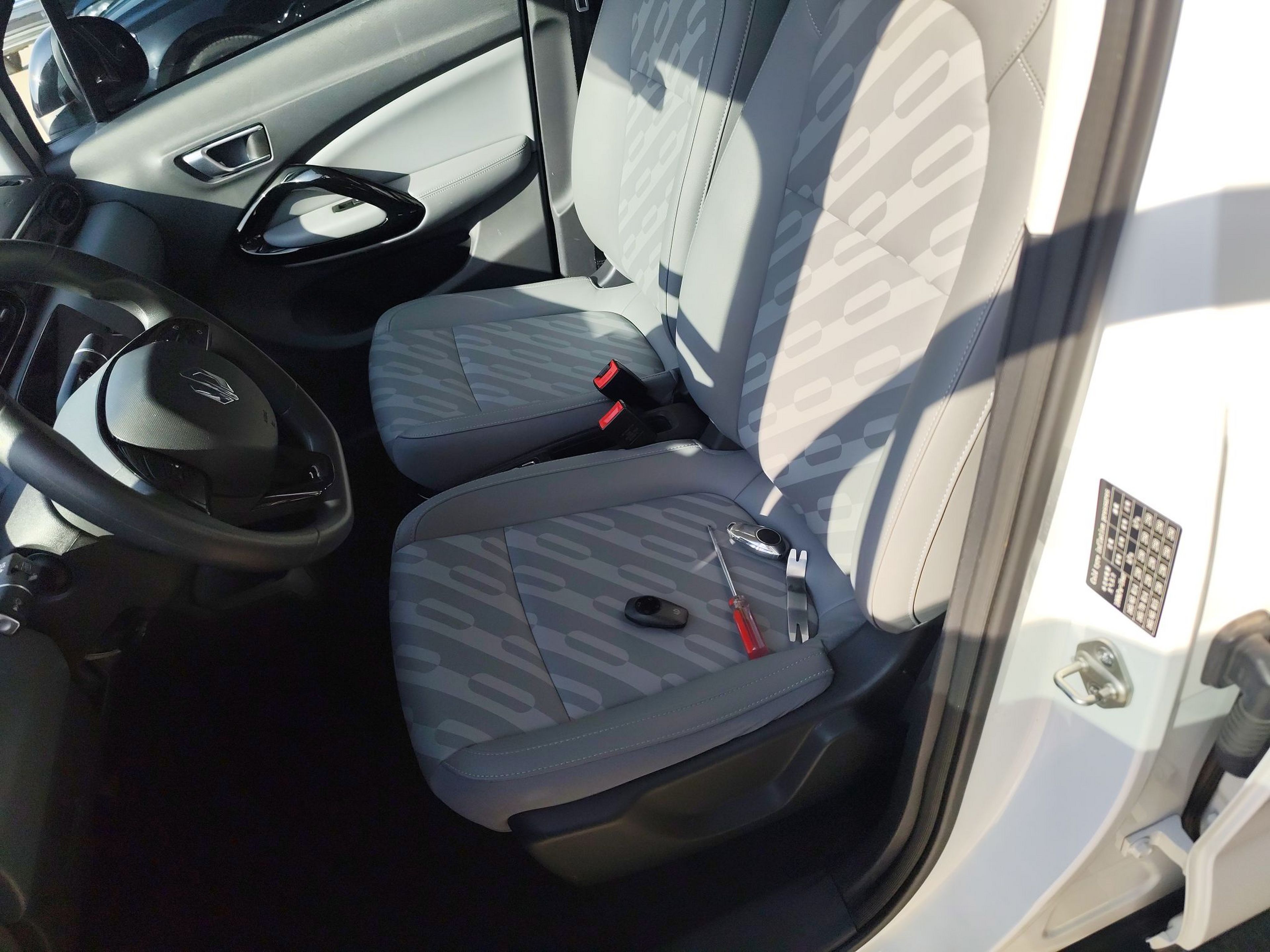 المقاعد الأمامية داخل السيارة