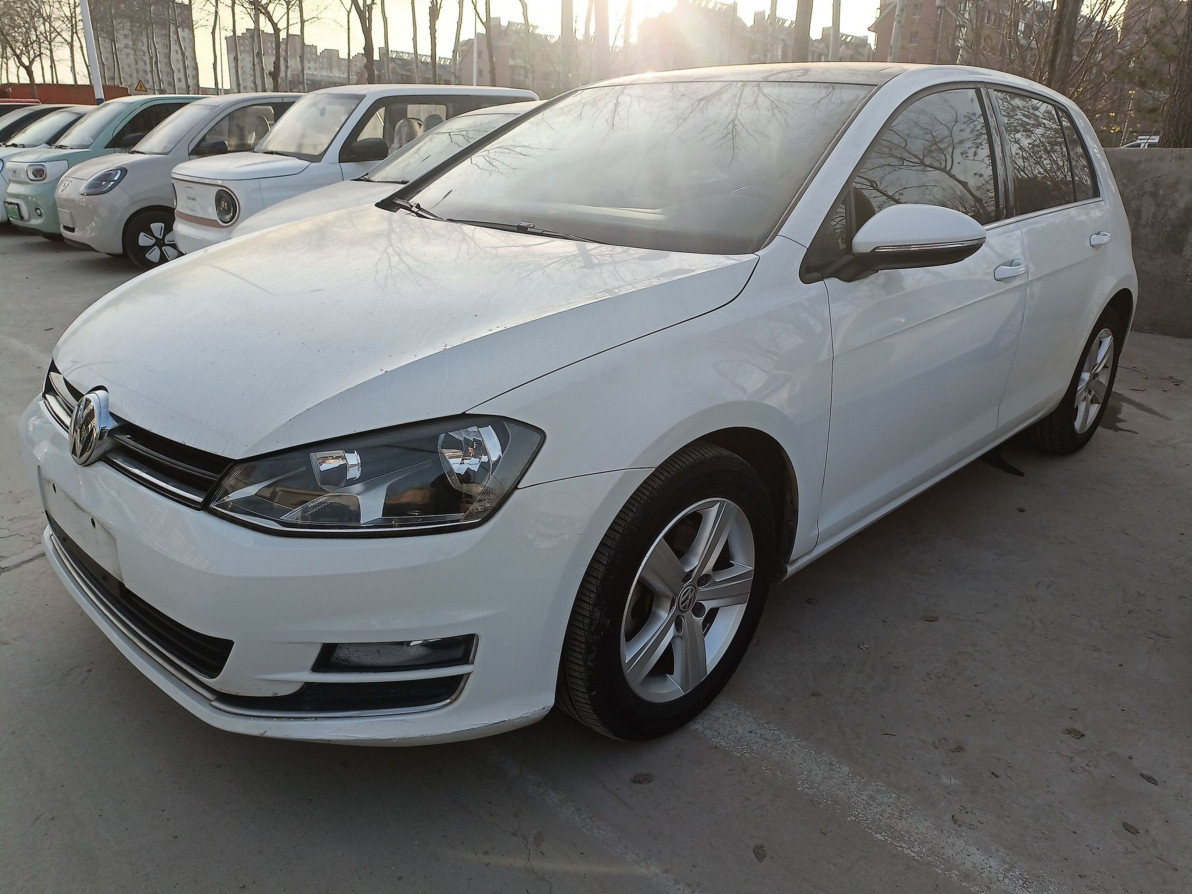 Под передней частью автомобиля